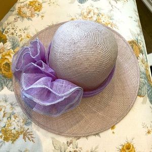 Woman’s hat. Perfect for summer weddings!!Worn once to the Queen’s Garden Party